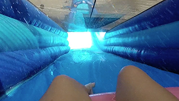 Die 15 Meter lange Wasserrutsche im Neckarpark in Stuttgart im Test von Lena Wagner (Foto: STUGGI.TV/Wagner)