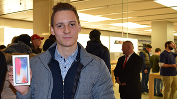 Der erste Käufer des iPhone X in Sindelfingen kann sich freuen, viele andere gehen leer aus. (Foto: STUGGI.TV/Goes)