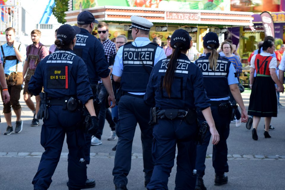 Polizei-Streife auf dem Wasen 2015 (Foto: STUGGI.TV/Rau)