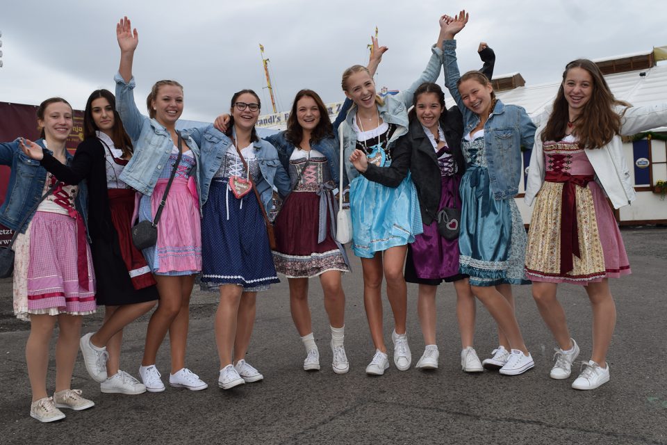 Sneakers zum Dirndl sind auf dem Cannstatter Wasen im Trend. (Foto: STUGGI.TV/Nöbauer)